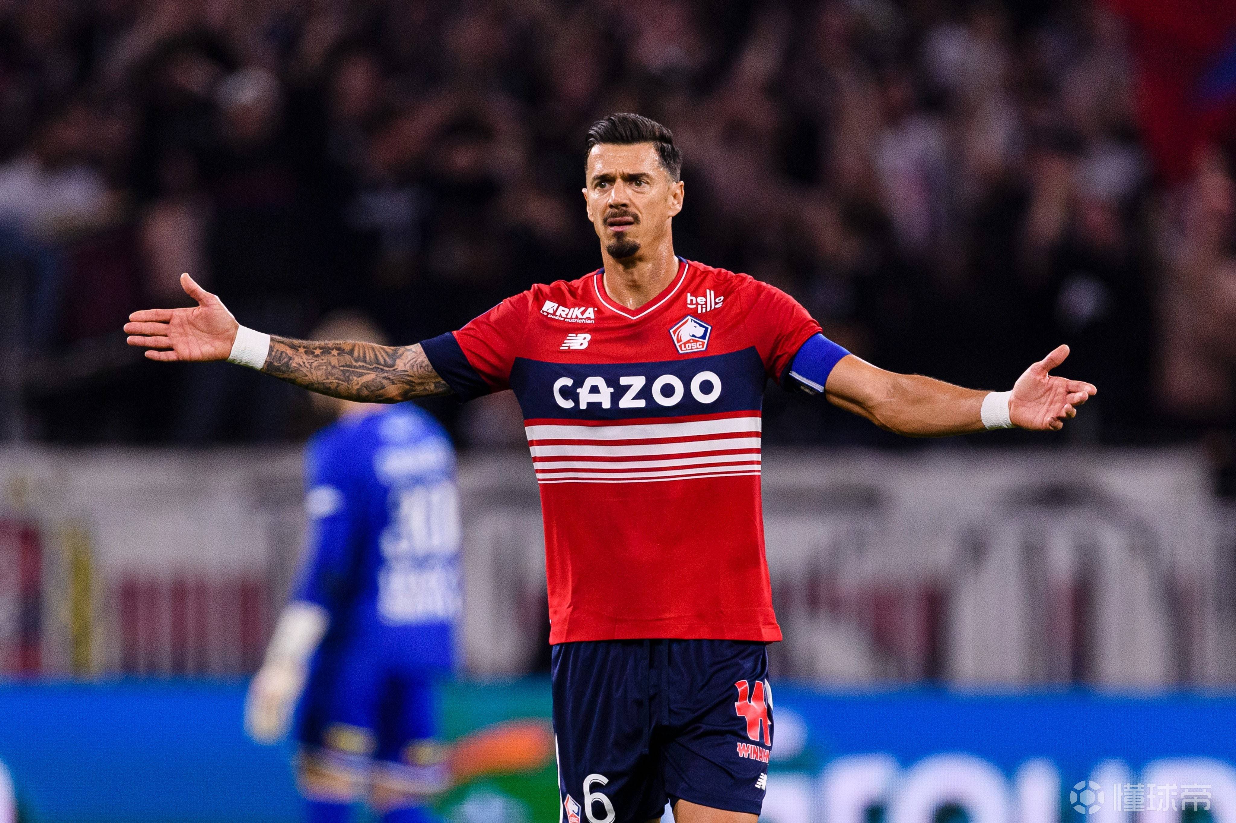 关于里昂前锋受伤下场,影响战术部署的信息 关于里昂前锋受伤下场,影响战术部署的信息