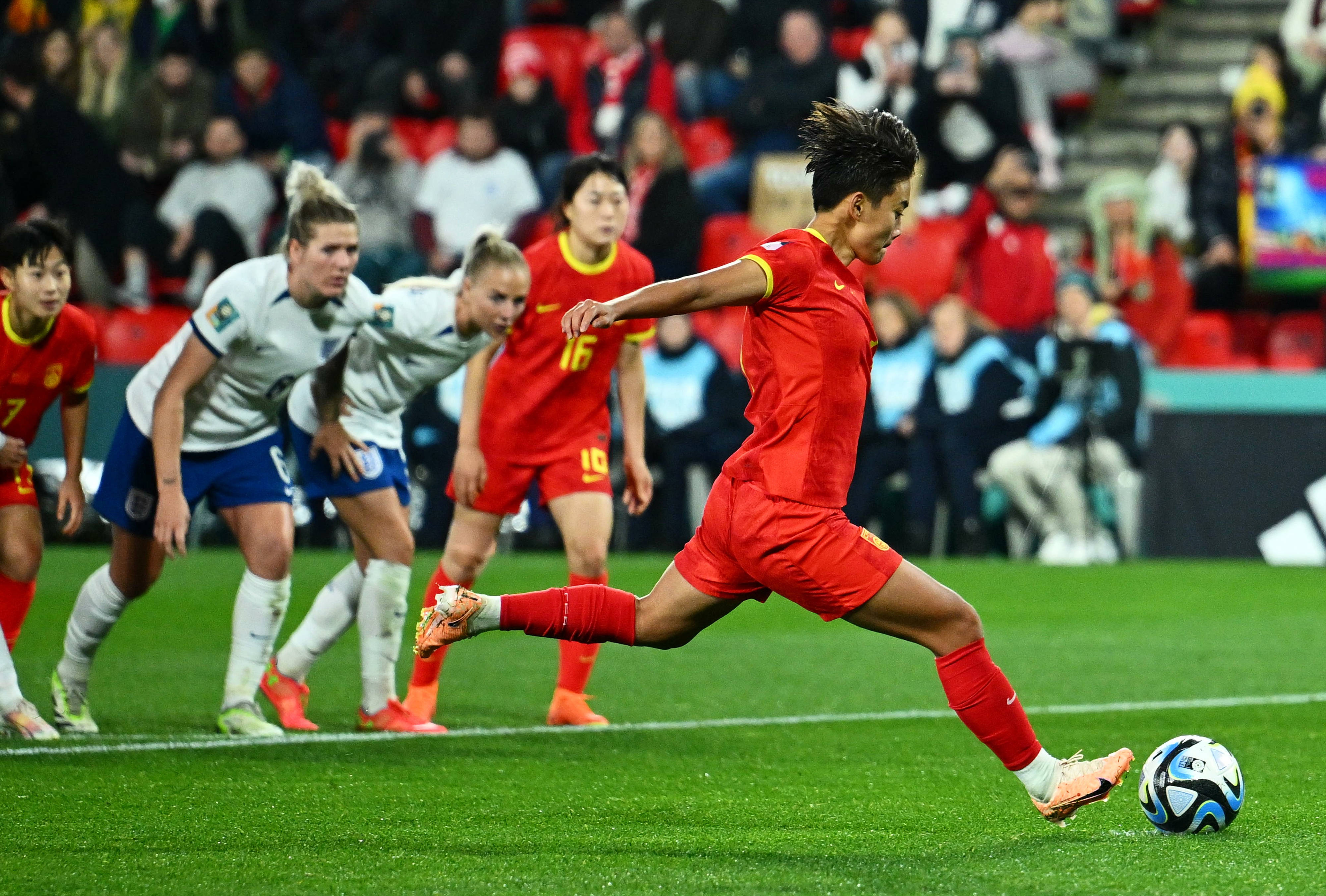 国内女足球员努力备战,为比赛贡献自己力量 国内女足球员努力备战,为比赛贡献自己力量