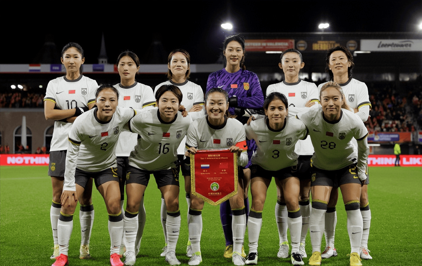 女足比赛掀起狂潮,吸引众多球迷驻足观看的简单介绍 女足比赛掀起狂潮,吸引众多球迷驻足观看的简单介绍