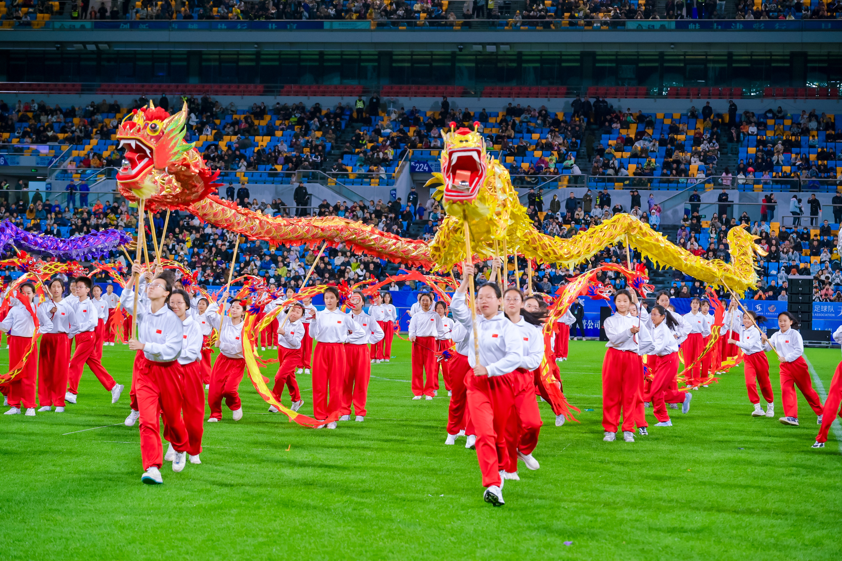 观众们将在足球比赛中看到怎样的精彩表演？