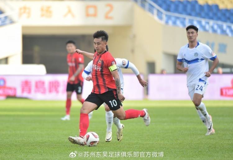 球迷为比赛中球队激烈争斗而感动