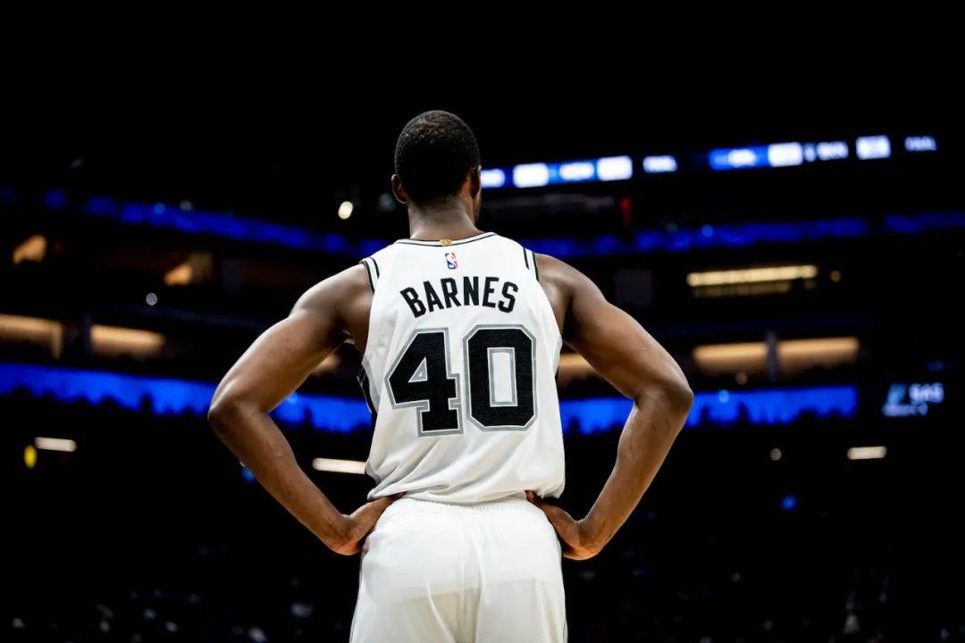 马刺队老将因受伤将无法继续赛季,媒体赞扬其职业精神的简单介绍 马刺队老将因受伤将无法继续赛季,媒体赞扬其职业精神的简单介绍