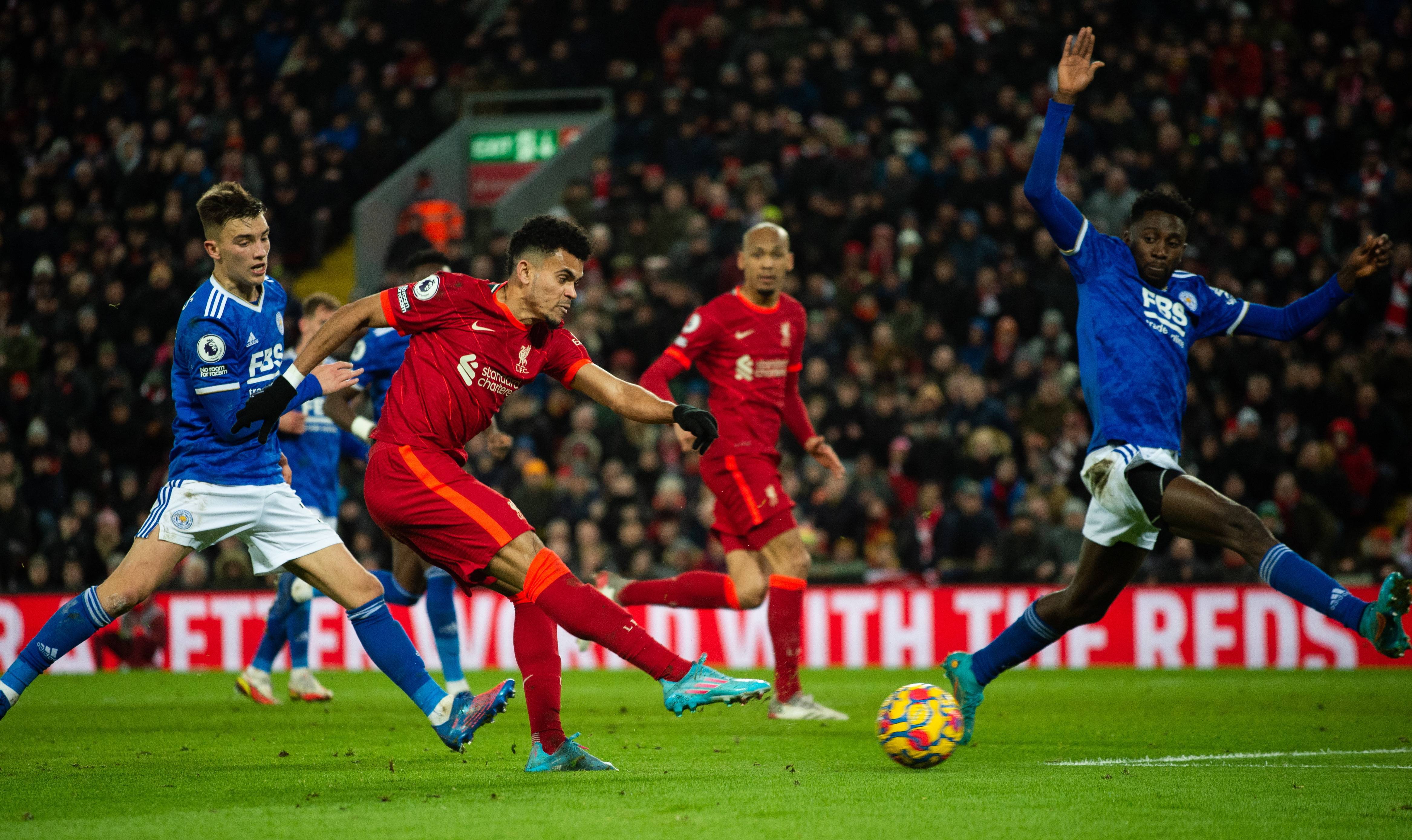 足球比赛中的精彩进球和囧事