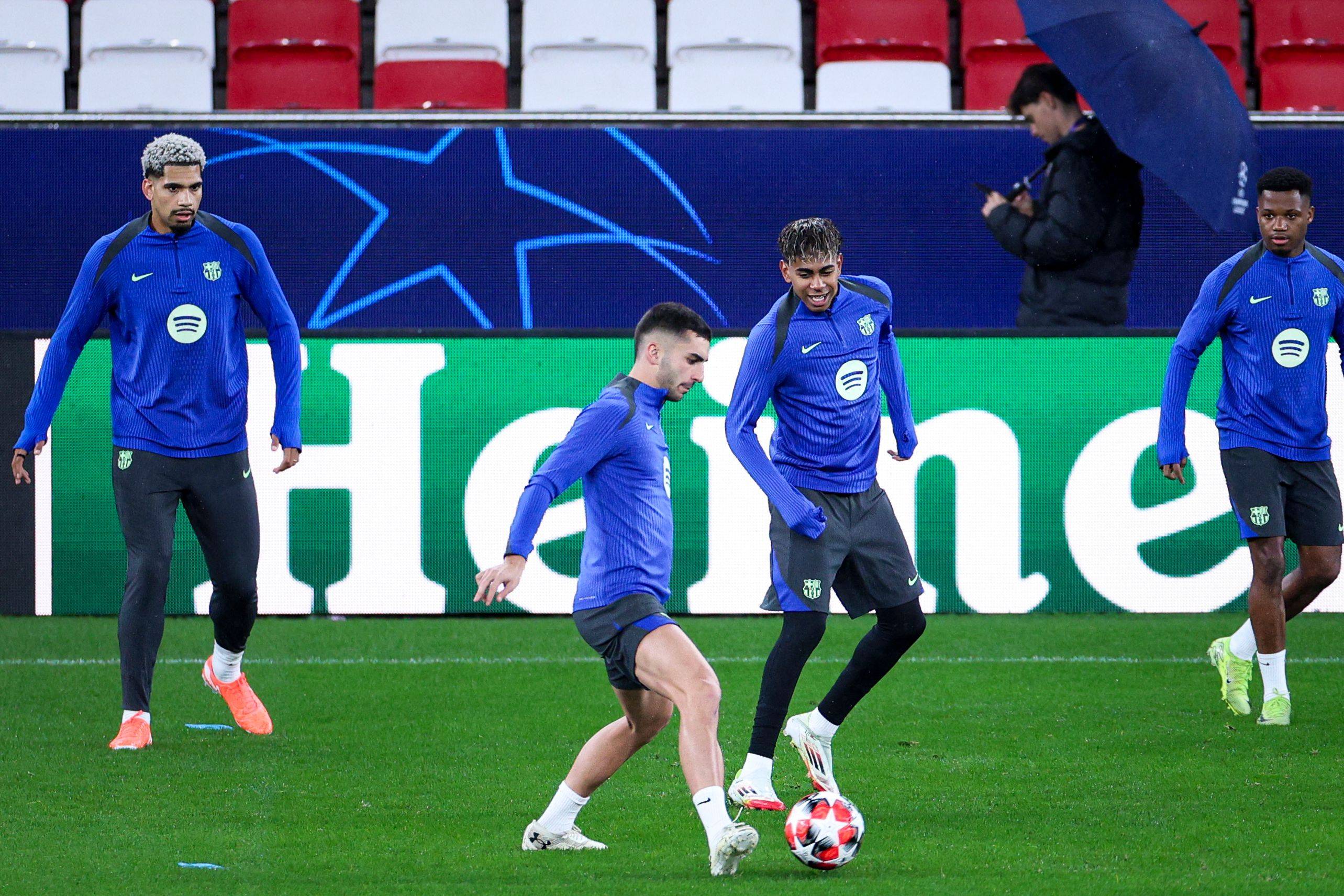 巴塞罗那球员赛前磨合,备战关键战役 巴塞罗那球员赛前磨合,备战关键战役