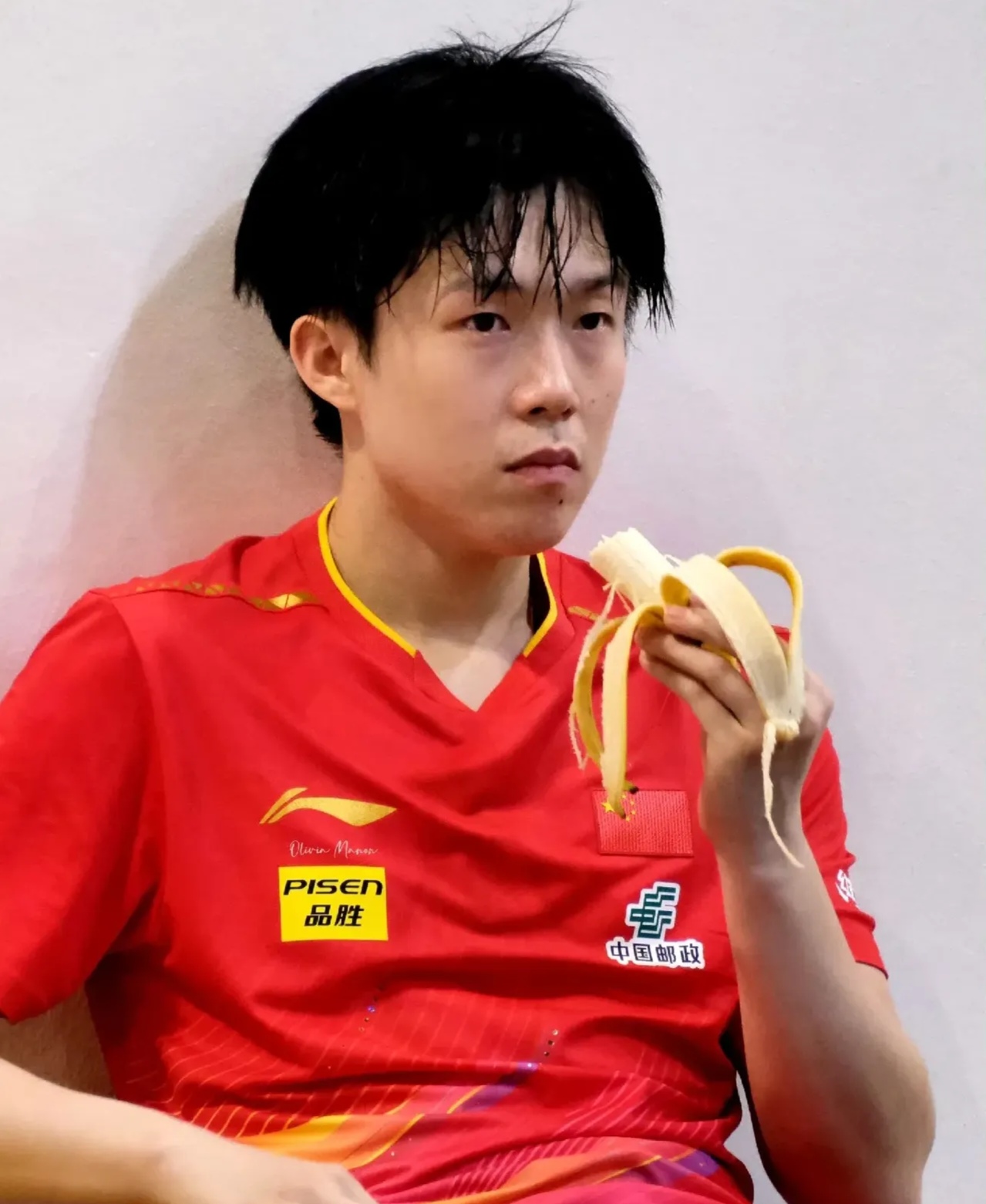 包含运动员用汗水谱写奇迹，多面金牌荣誉归来的词条