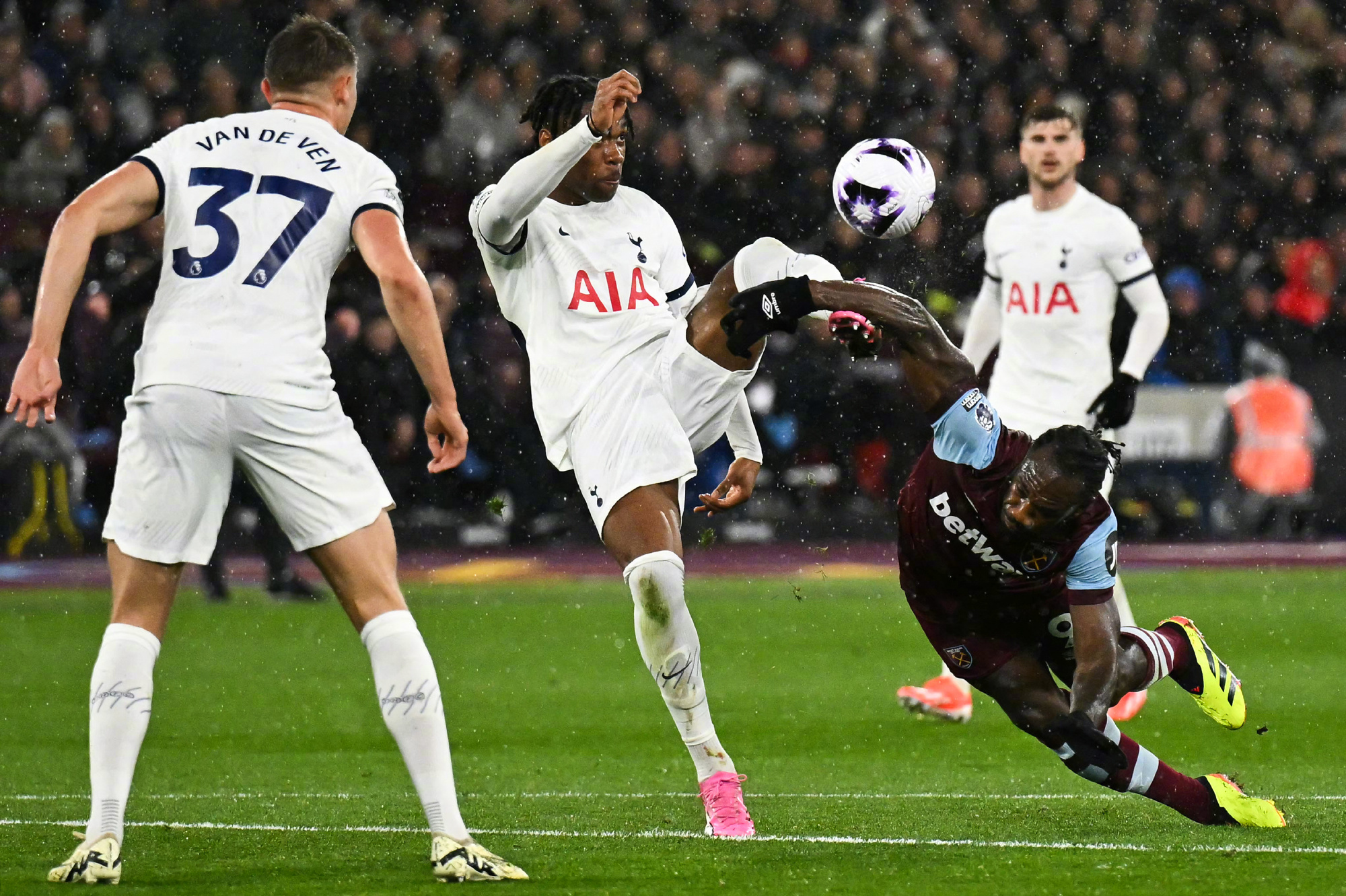 关于西汉姆联客场比惨败斯托克城，遭遇连败的信息