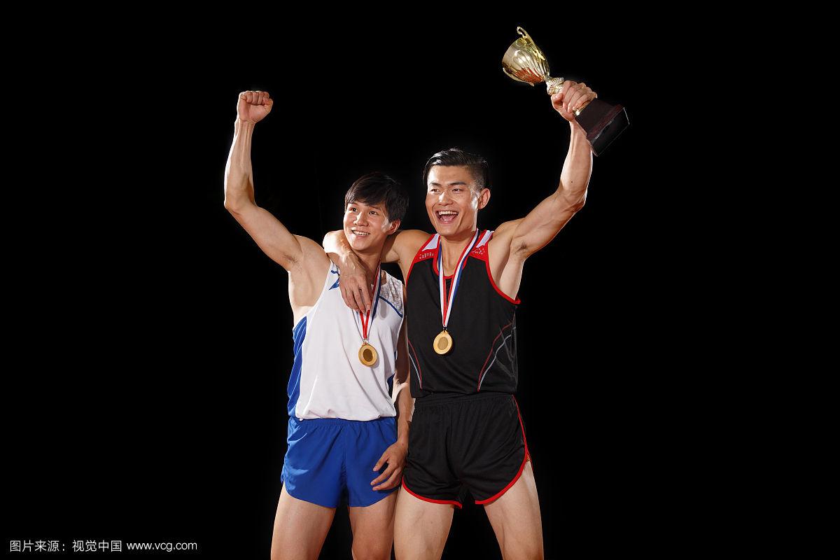 错过了奖牌但赢得观众掌声，运动精神感动人心