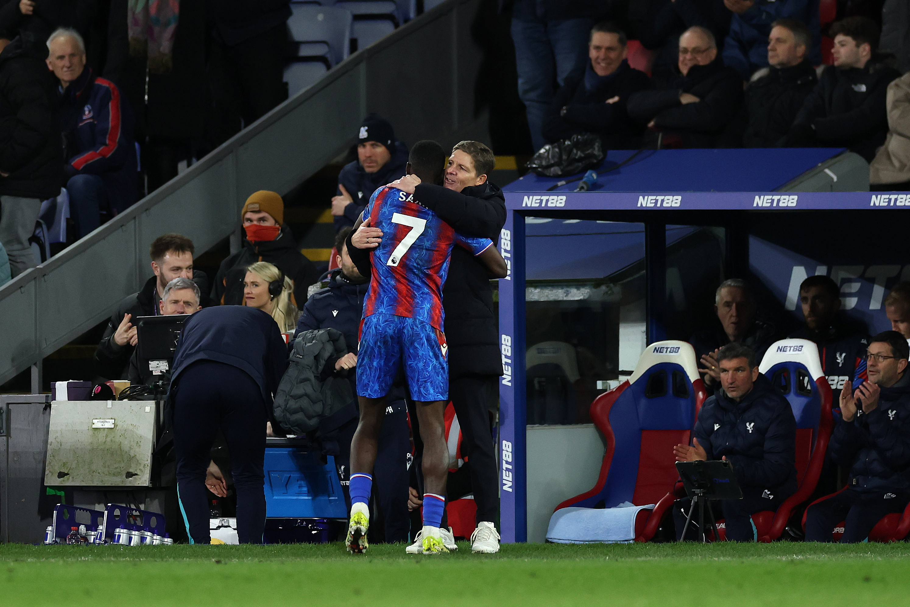 阿斯顿维拉客场大胜,积分赶超领先 阿斯顿维拉客场大胜,积分赶超领先