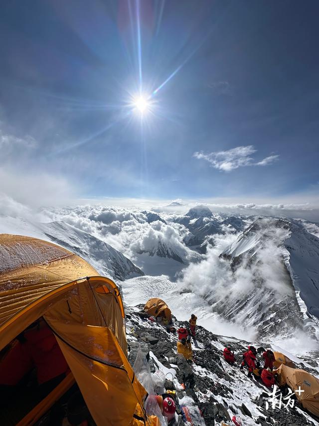 包含攀登高峰，选手胜利者彰显斗志的词条