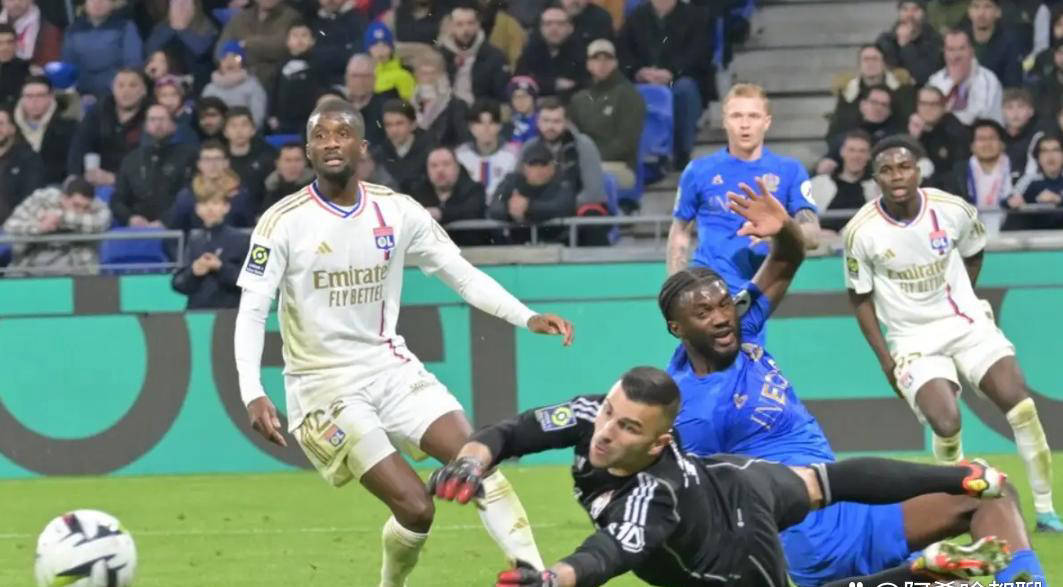 里昂主场惨败,频频失误引发球迷不满 里昂主场惨败,频频失误引发球迷不满