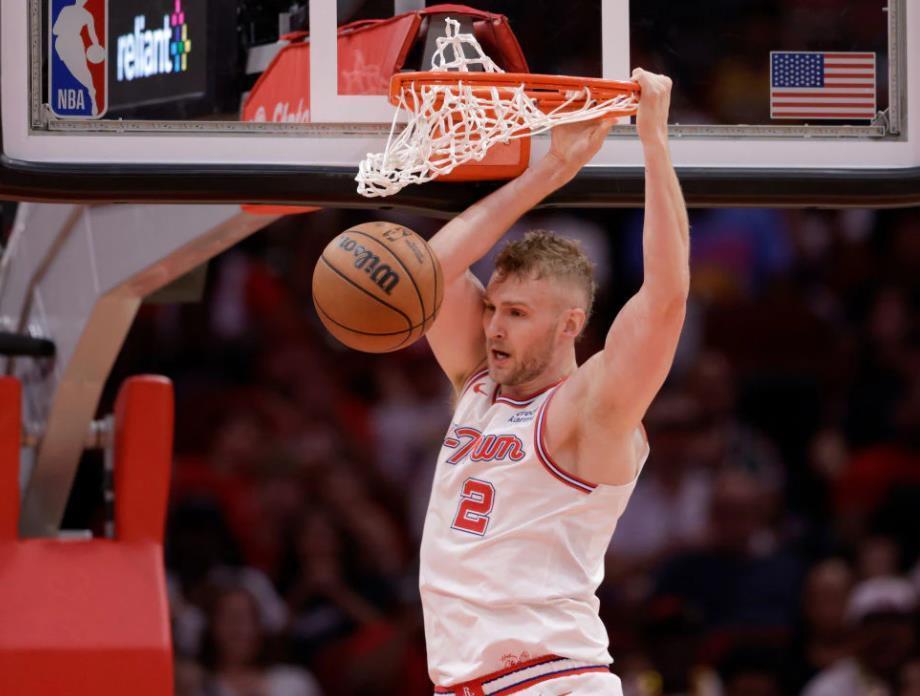 包含火箭队外线狂轰滥炸，刷新球队得分纪录的词条