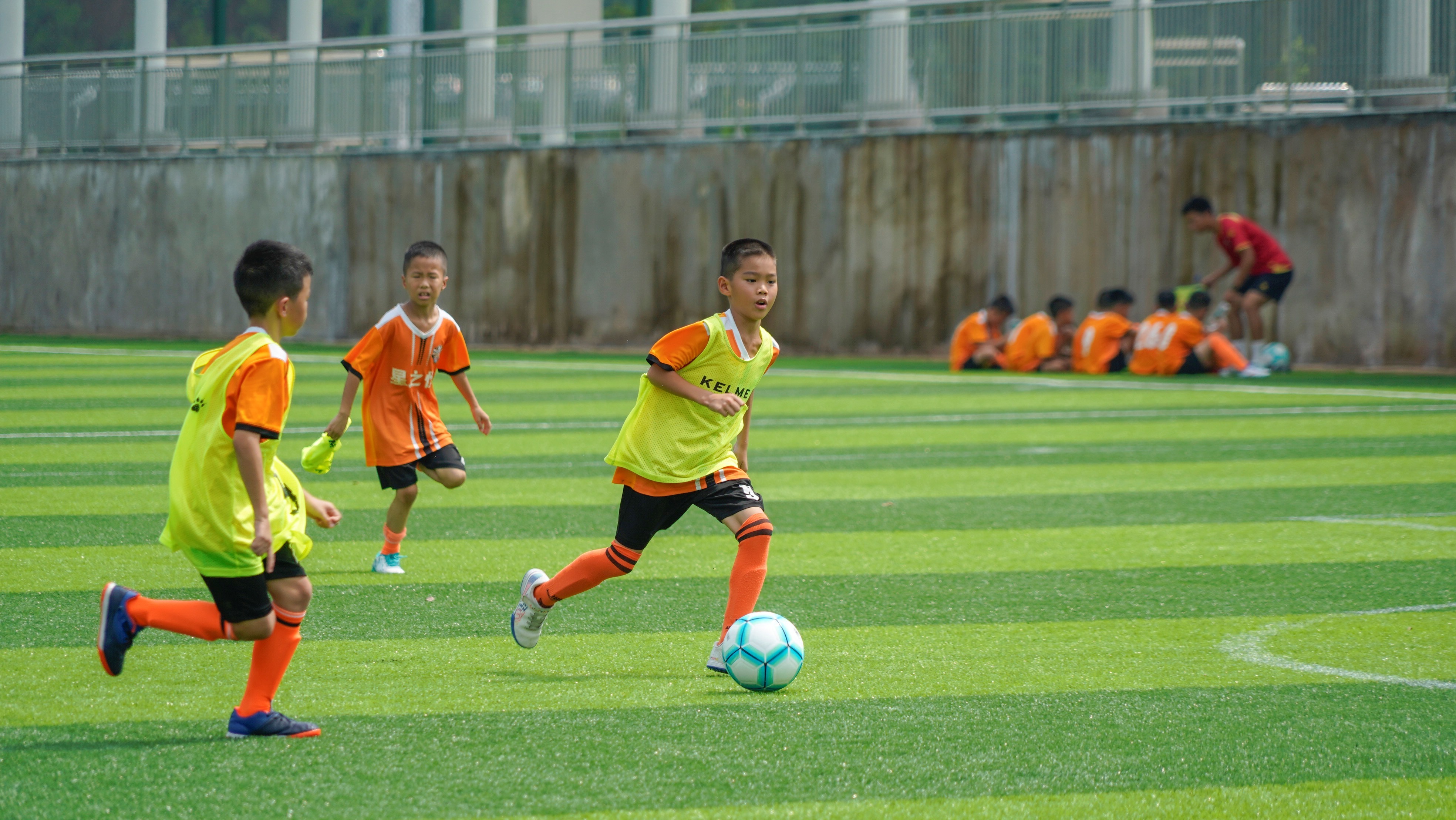 国内足球强队峰会，球场上激情四射