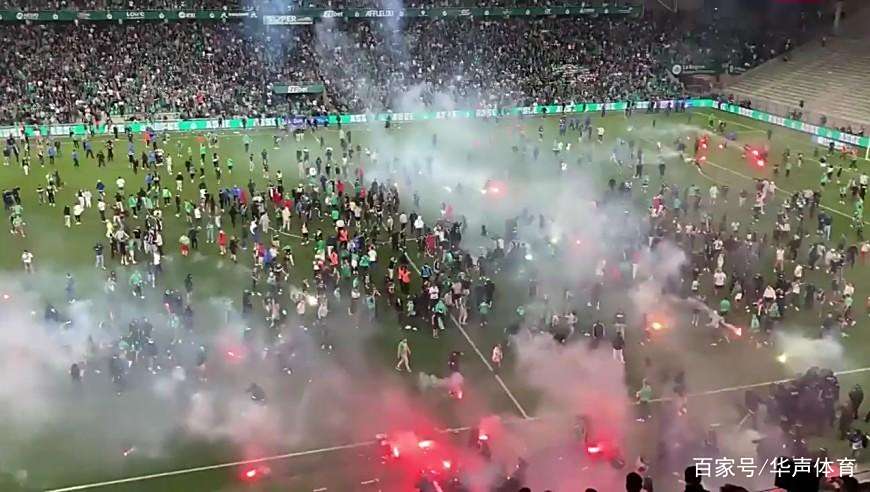 精彩足球比赛场面逼真震撼,赛事硝烟弥漫 精彩足球比赛场面逼真震撼,赛事硝烟弥漫