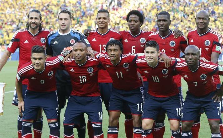 哥伦比亚球队全队人手一致，赢得关键比赛