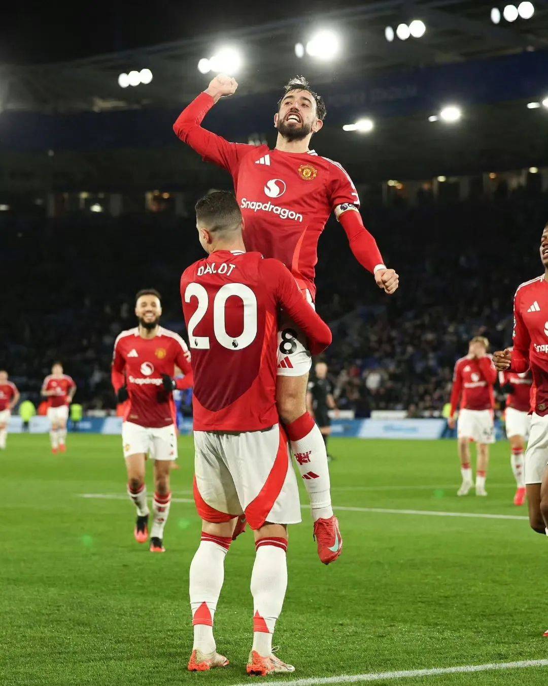 曼联队抢先进球,领先邦联队取得优势 曼联队抢先进球,领先邦联队取得优势