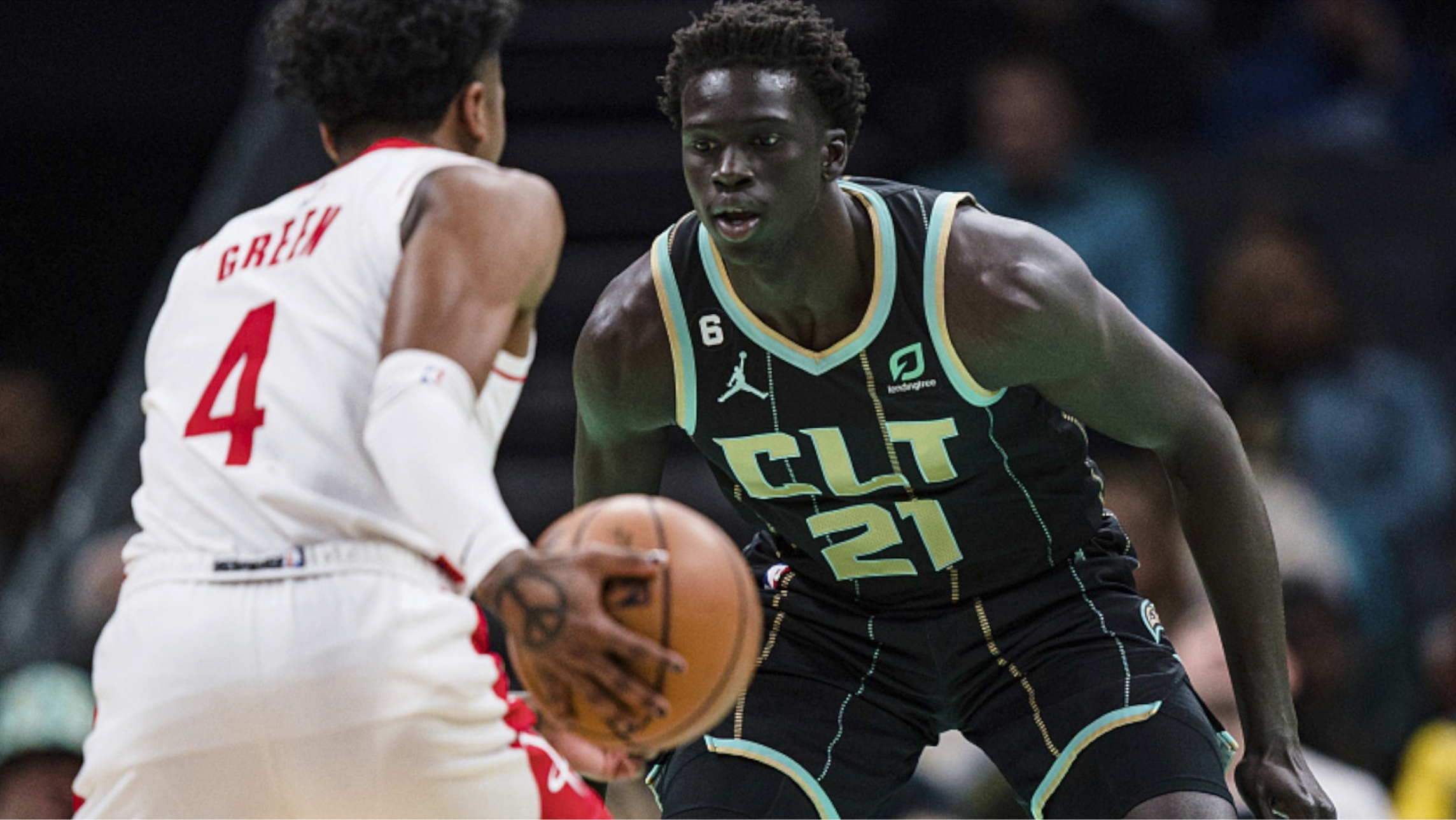 黄蜂首次客胜,全队欢呼雀跃备战下一场 黄蜂首次客胜,全队欢呼雀跃备战下一场