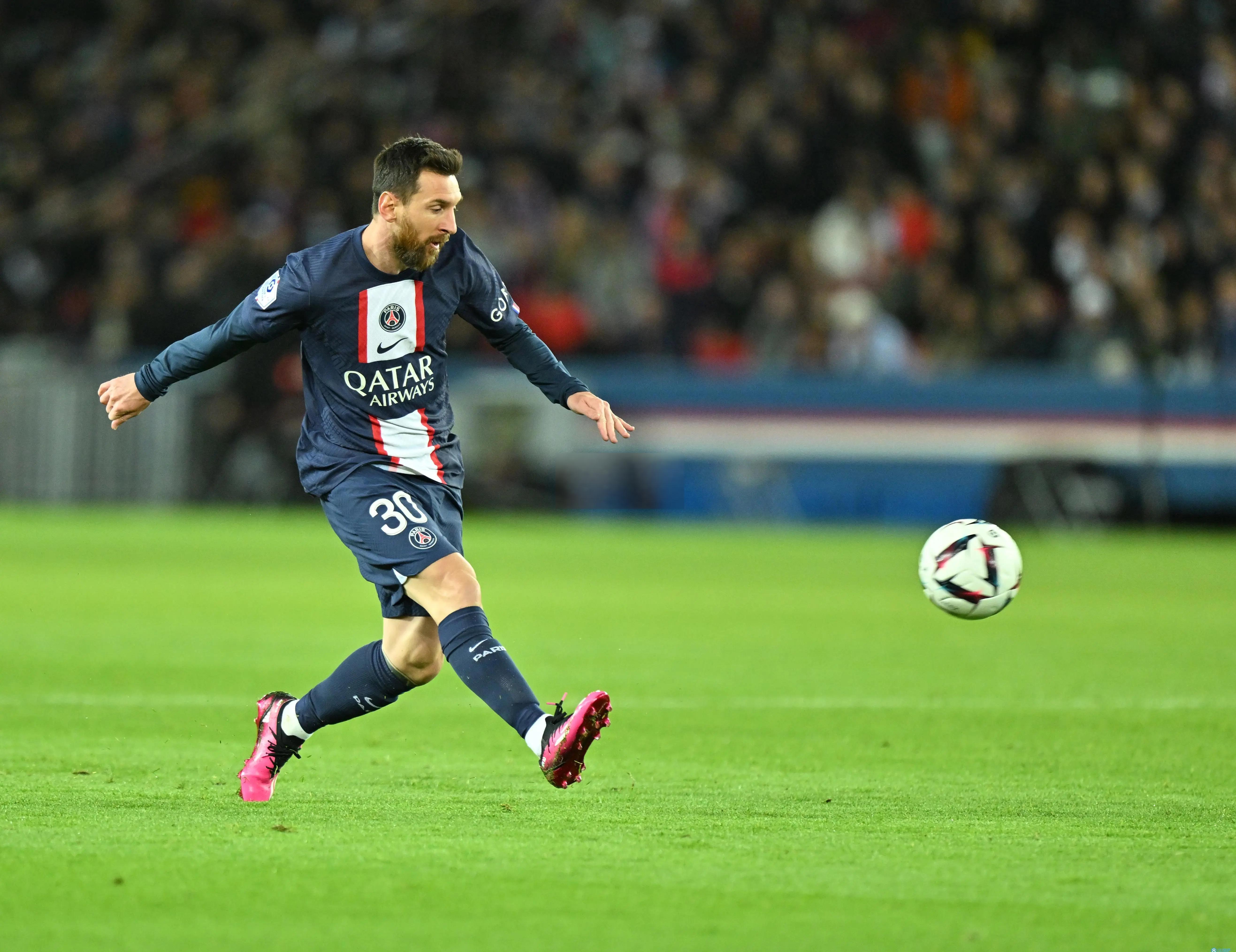 梅西独进两球，巴黎主场高能抗敌取得胜利