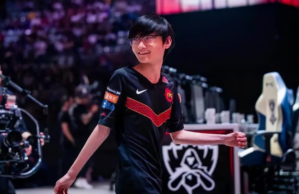 FPX险胜KT,Peanut团战一打五顶尖较量四强赛,成为赛场最大亮点 FPX险胜KT,Peanut团战一打五顶尖较量四强赛,成为赛场最大亮点