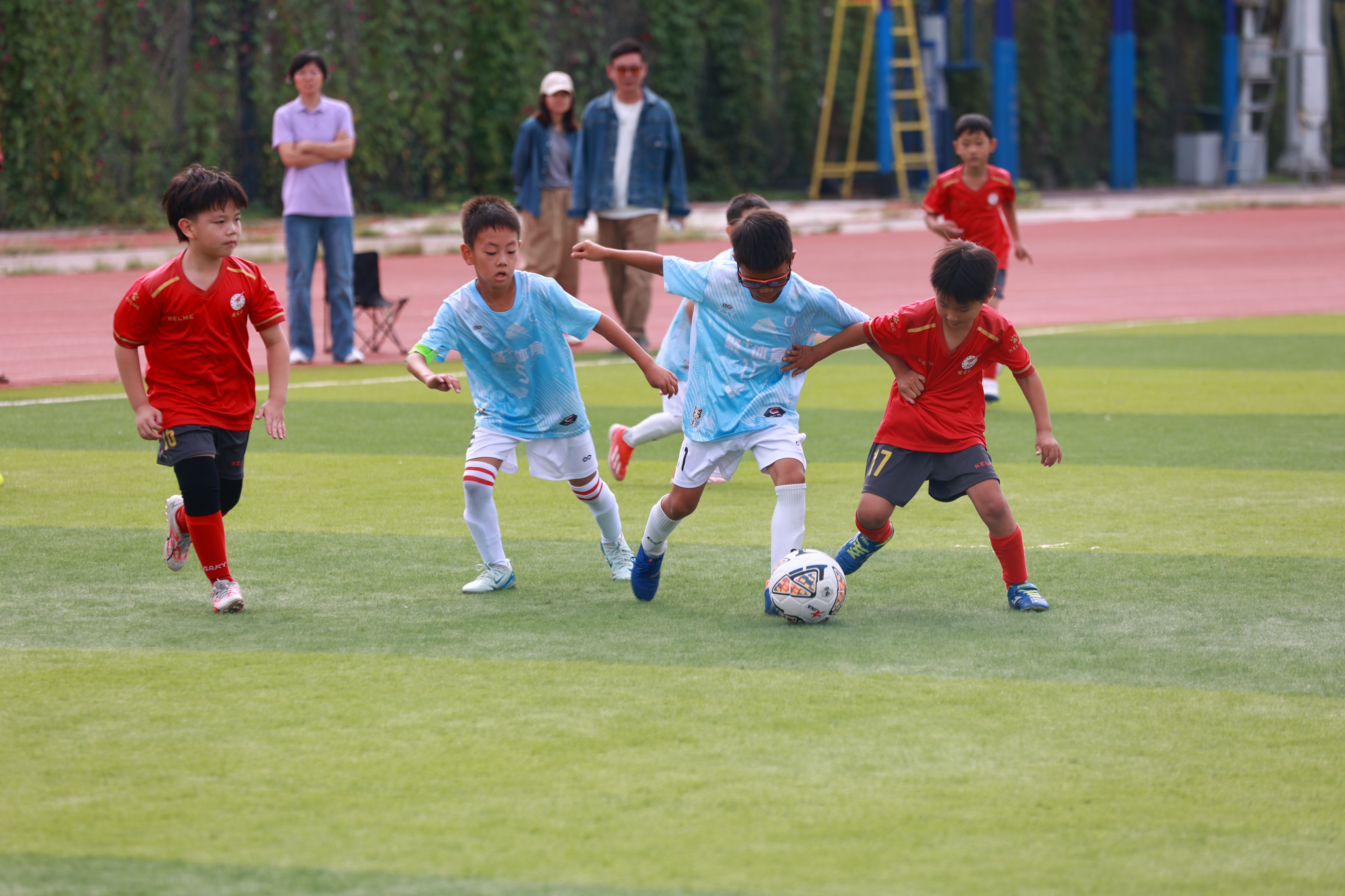 足球比赛现场精彩不断,球员奋力拼搏的简单介绍 足球比赛现场精彩不断,球员奋力拼搏的简单介绍