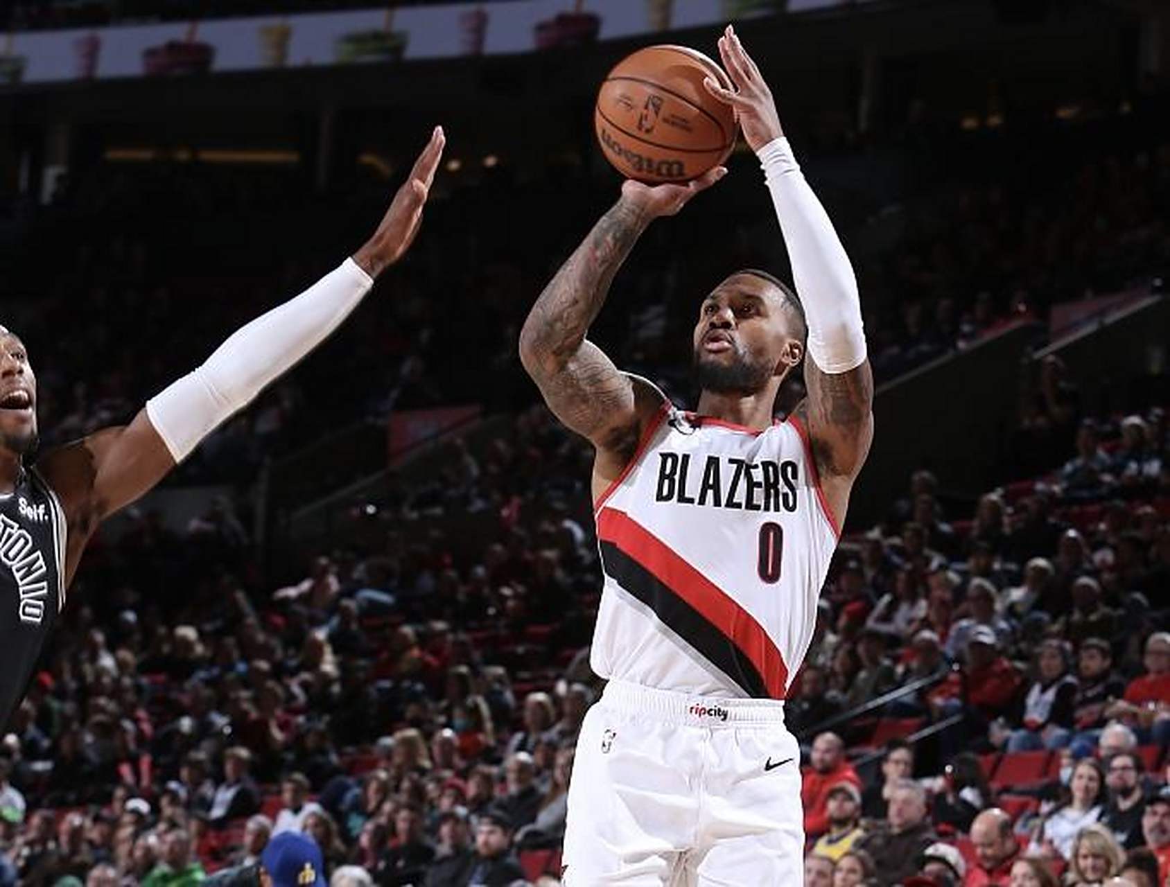 开拓者力克马刺，利拉德独得36分