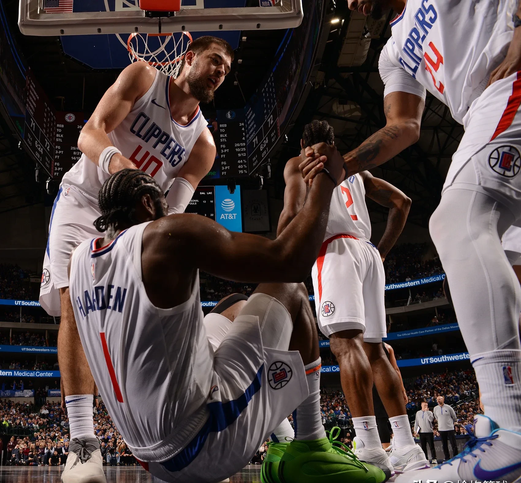 快船客场不敌开拓者，遭遇失利