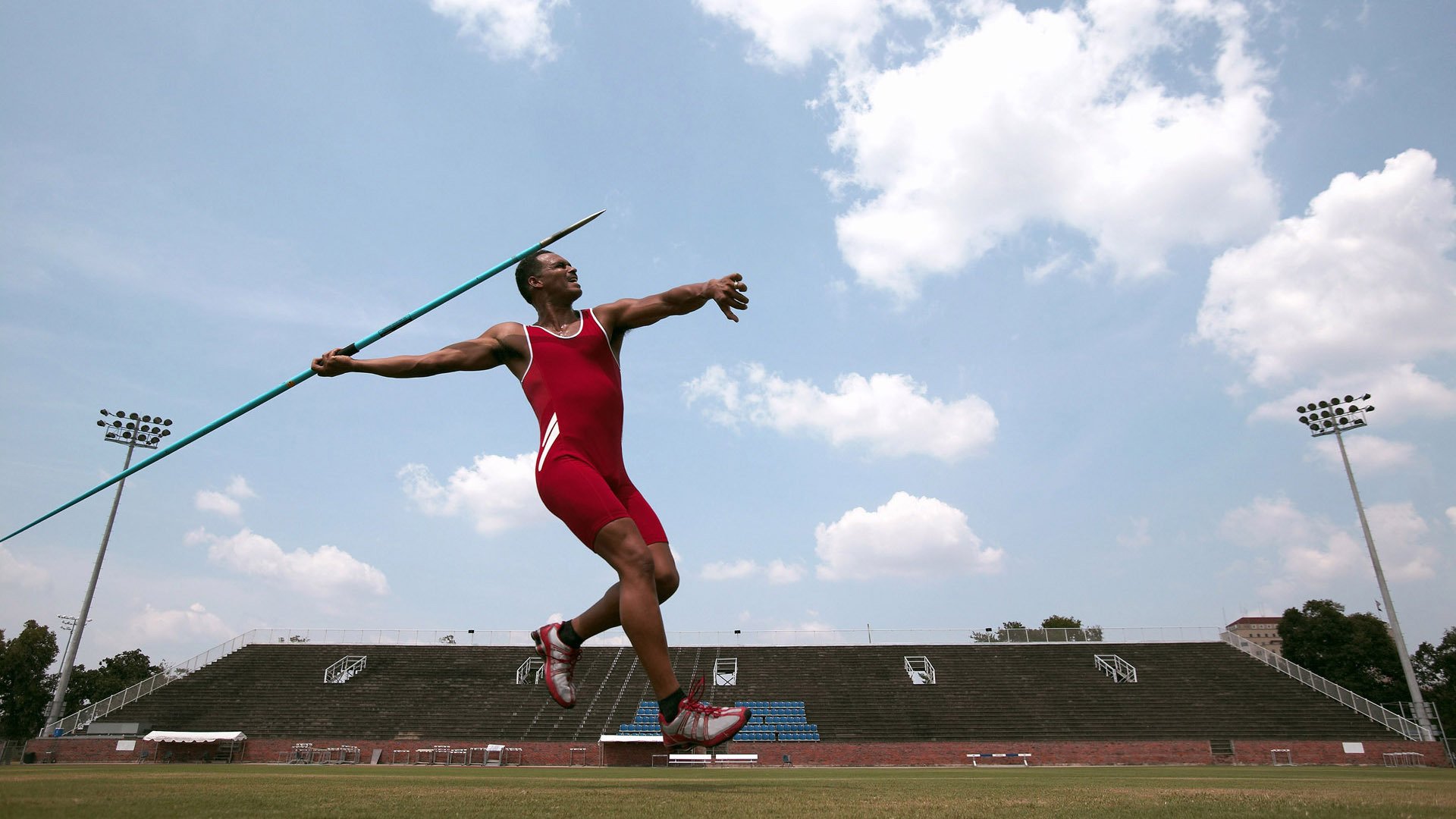 精密手术刀VS铁锤，法拉利如何用毫厘艺术险胜哈斯的蛮力围攻？